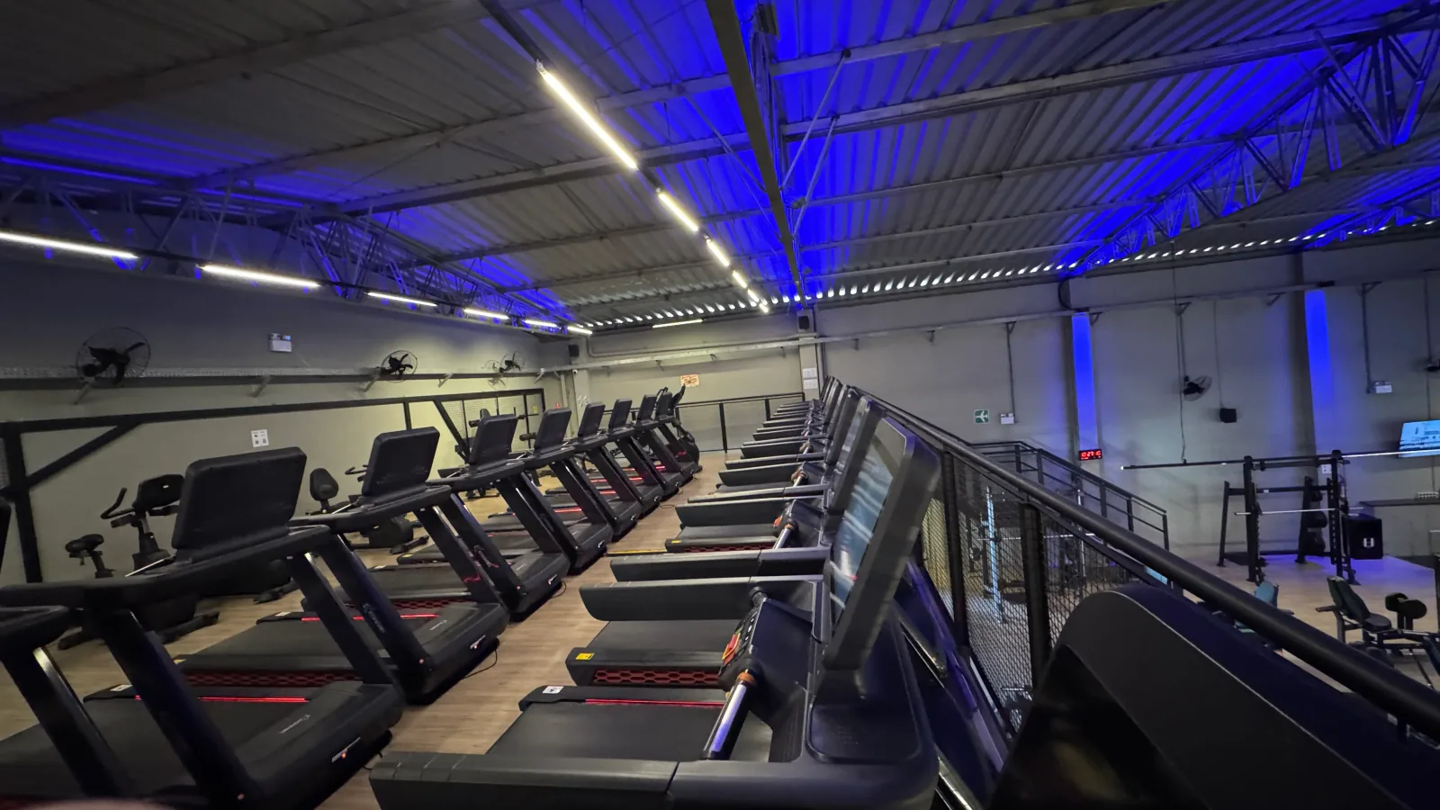 Esteiras da área de cardio da Hangar Gym