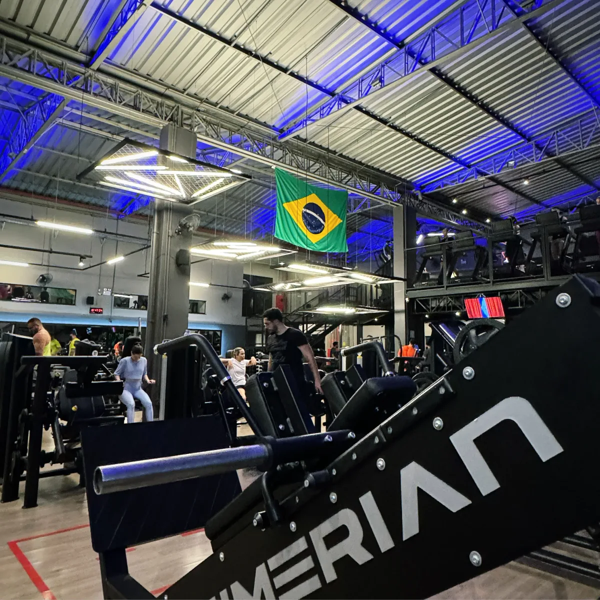 Ambiente de treino de força da Hangar Gym