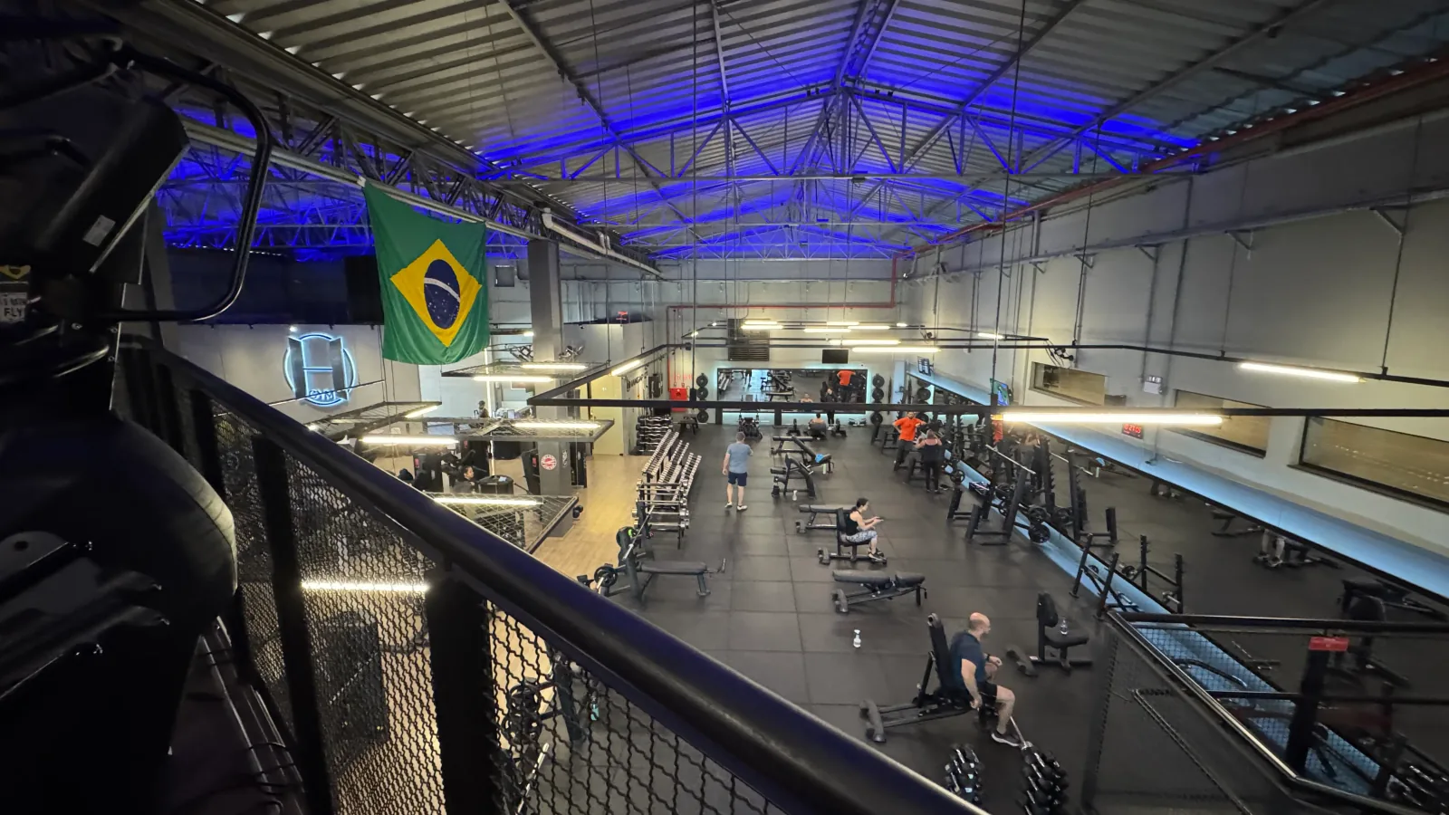 Vista da área de força da Hangar Gym